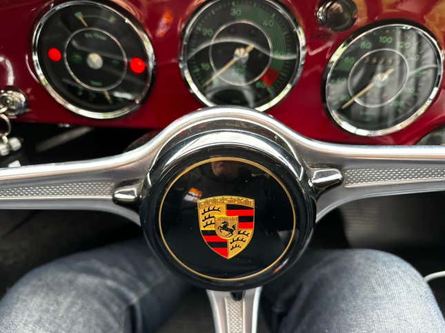 Das Lenkrad und das Armaturenbrett des Porsche 356 Super 90 Coupé von 1963